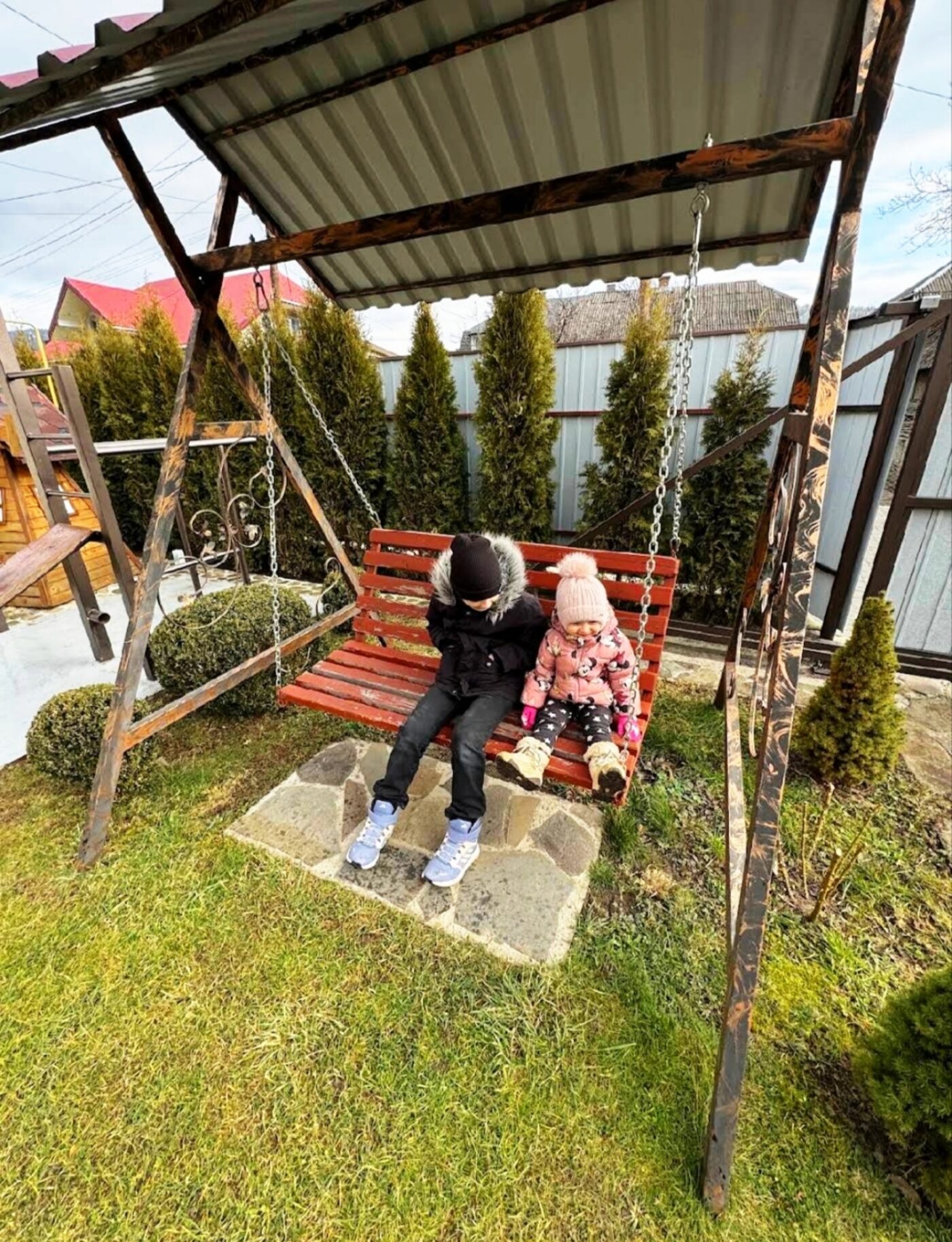 Гойдалка на подвір'ї